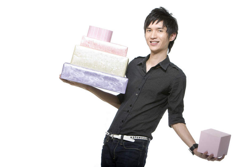 东方人,成年人,一个人,站,笑,微笑,露齿笑,白色背景,正面,衬衫,时尚,快乐,幸福,消费,礼物,仅一个男性,仅一个人,包装,包装纸,商品,拿着,牛仔裤,休闲装,盒子,仅一个年轻男性,休闲,零售,摄影,影棚,生活方式,酷,摄影棚,华贵,生日礼物,肖像,男人,男性,年轻男性,亚洲人,中国人,年轻人,休闲活动,彩图,影棚拍摄,拍摄