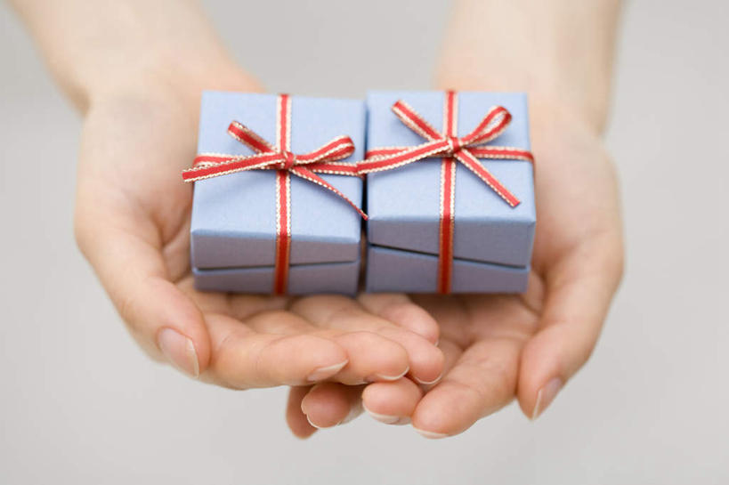 手,特写,礼物,缎带,拿着,盒子,两个,惊奇,彩图,影棚拍摄,给予