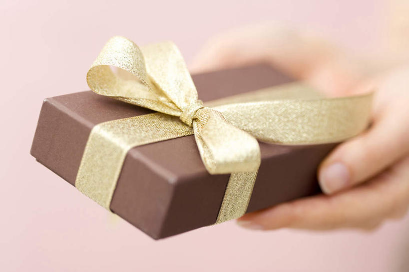 手,特写,礼物,包装,缎带,圣诞礼物,拿着,盒子,惊奇,彩图,影棚拍摄,给予