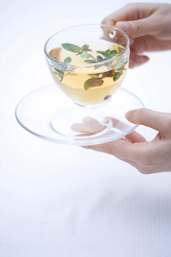 手,特写,茶,绿茶,茶叶,杯,拿着,饮食,饮料,清新,中国文化,热饮,玻璃杯,彩图,影棚拍摄