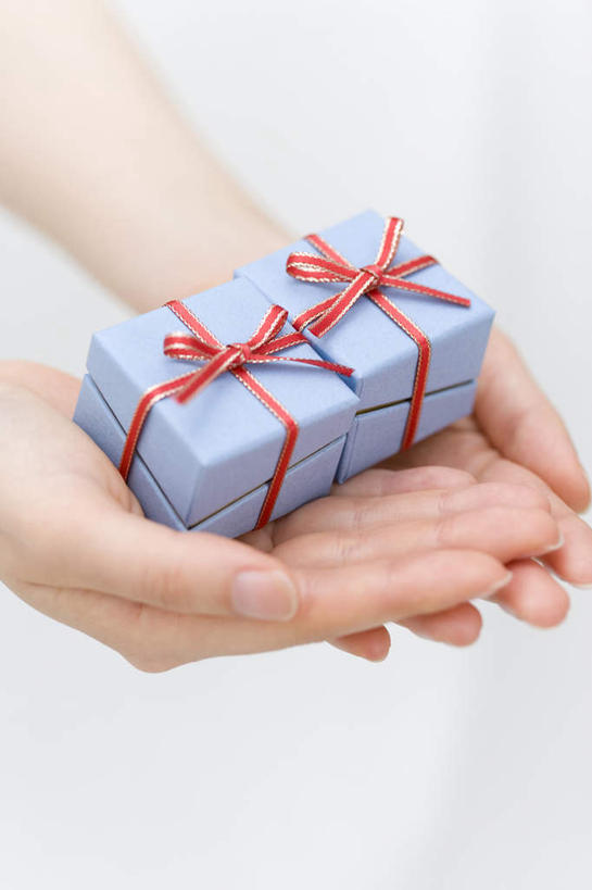 手,特写,礼物,缎带,拿着,盒子,两个,惊奇,彩图,影棚拍摄,给予