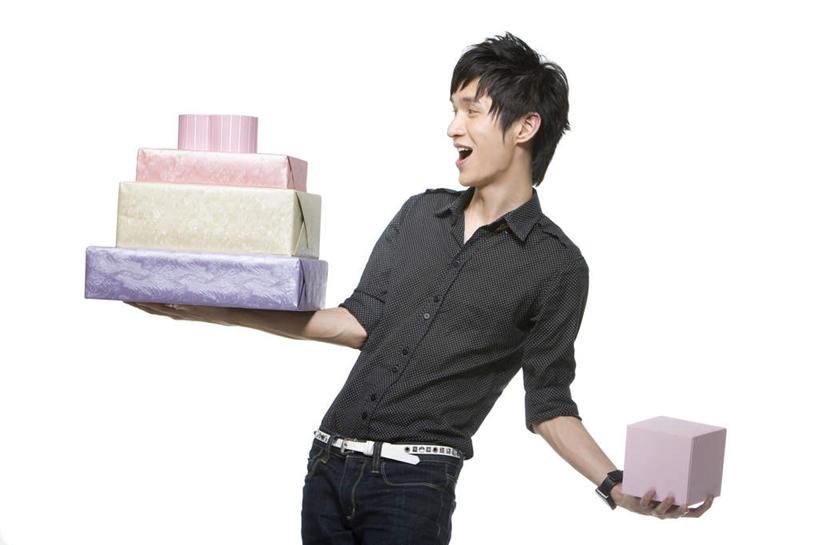 东方人,成年人,一个人,站,笑,微笑,露齿笑,白色背景,正面,衬衫,时尚,快乐,兴奋,幸福,消费,礼物,仅一个男性,仅一个人,包装,包装纸,商品,拿着,牛仔裤,休闲装,刺激,盒子,仅一个年轻男性,休闲,零售,摄影,影棚,生活方式,酷,享乐,摄影棚,华贵,生日礼物,肖像,男人,男性,年轻男性,亚洲人,中国人,年轻人,休闲活动,彩图,影棚拍摄,拍摄