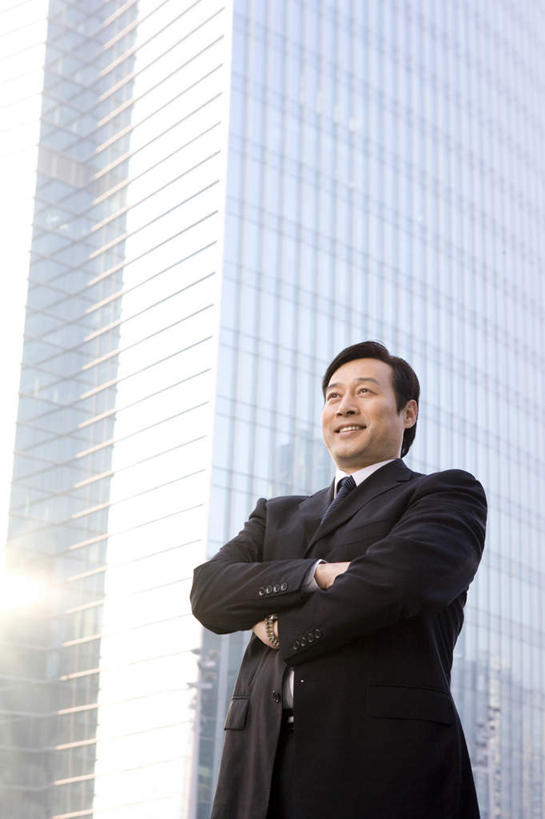 东方人,成年人,中年人,老年人,一个人,商务人士,商务男性,笑,双手交叉,微笑,露齿笑,室外,留白,正面,衬衫,商务,快乐,骄傲,成功,信心,城市,建筑,摩天大楼,北京,中国,亚洲,仅一个男性,仅一个人,仅一个中年男性,套装,领带,首都,方向,职业,办公大楼,财富,灵感,领导,双手抱胸,享乐,经理,都市风光,决心,商务装,梦想,市区,工薪阶层,渴望,东亚,责任,把握,金融区,老年男性,男人,男性,中年男性,亚洲人,中国人,白领,上班族,半身,彩图,衬衣,北京CBD,首席执行官,了解,掌控