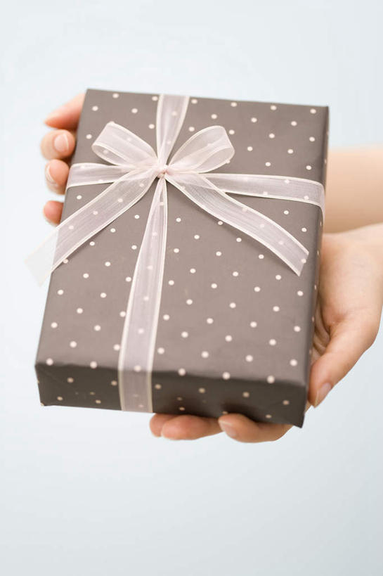 手,特写,礼物,包装,缎带,圣诞礼物,拿着,盒子,惊奇,彩图,影棚拍摄,给予