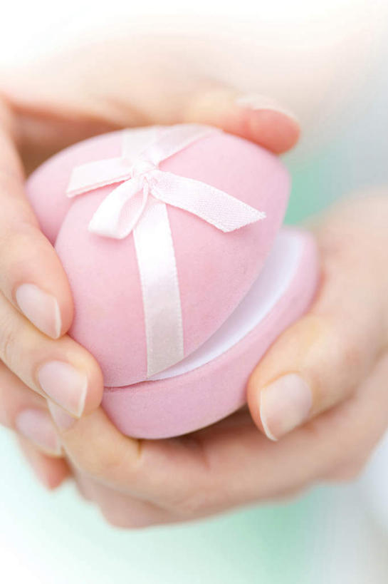 手,特写,礼物,开,缎带,浪漫,拿着,盒子,惊奇,华贵,心型,彩图,影棚拍摄,爱,给予