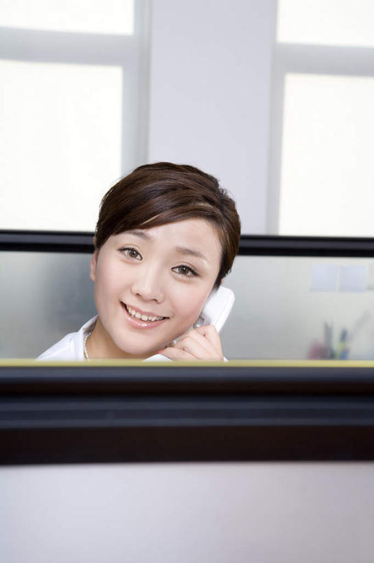 东方人,脸,头,脸颊,一个人,商务人士,秘书,商务女性,办公室,笑,打电话,微笑,露齿笑,室内,正面,商务,快乐,幸福,北京,中国,亚洲,套装,正装,工作,联系,拿着,肩膀,职业,隔断,协助,支撑,肖像,忙碌,商务装,工薪阶层,东亚,年轻女性,女人,女性,亚洲人,中国人,年轻人,头部,脸部,脸蛋,面部,白领,上班族,电话机,彩图,办公室职员,操作员