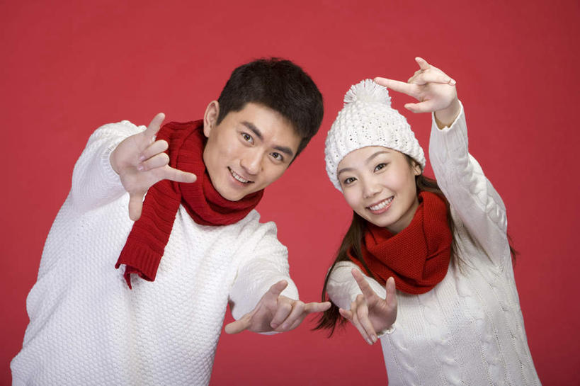 东方人,成年人,两个人,举,笑,微笑,露齿笑,横图,正面,毛衣,快乐,友谊,幸福,帽子,北京,中国,亚洲,并排,冬天,刺激,红色,白色,围巾,手势,托,寒冷,搭,摄影,搭着,东亚,编织帽,男人,男性,年轻男性,年轻女性,女人,女性,亚洲人,中国人,年轻人,举起,举手,举着,向上举,向上伸,向上托,半身,彩图,影棚拍摄,雪靴,伴侣,打手势