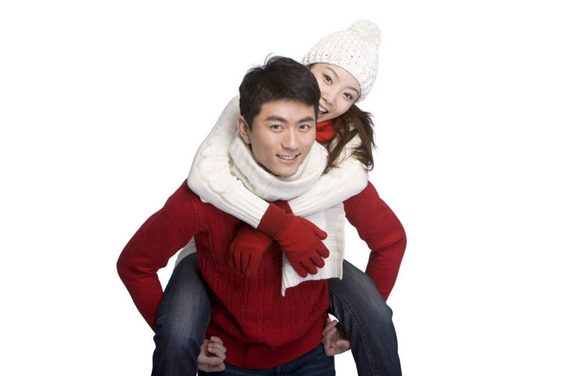 东方人,成年人,背,两个人,笑,微笑,露齿笑,横图,留白,白色背景,正面,毛衣,快乐,友谊,幸福,帽子,北京,中国,亚洲,连接,冬天,浪漫,刺激,手套,围巾,背着,寒冷,搭,摄影,搭着,运送,东亚,编织帽,背负,男人,男性,年轻男性,年轻女性,女人,女性,亚洲人,中国人,年轻人,拥抱,半身,彩图,影棚拍摄,雪靴,伴侣
