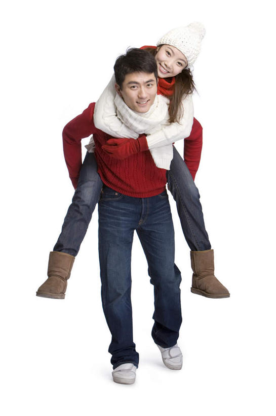 东方人,成年人,背,两个人,笑,微笑,露齿笑,竖图,白色背景,正面,毛衣,快乐,友谊,幸福,帽子,北京,中国,亚洲,连接,冬天,浪漫,刺激,手套,围巾,背着,寒冷,搭,摄影,搭着,运送,东亚,编织帽,背负,男人,男性,年轻男性,年轻女性,女人,女性,亚洲人,中国人,年轻人,拥抱,彩图,影棚拍摄,雪靴,伴侣
