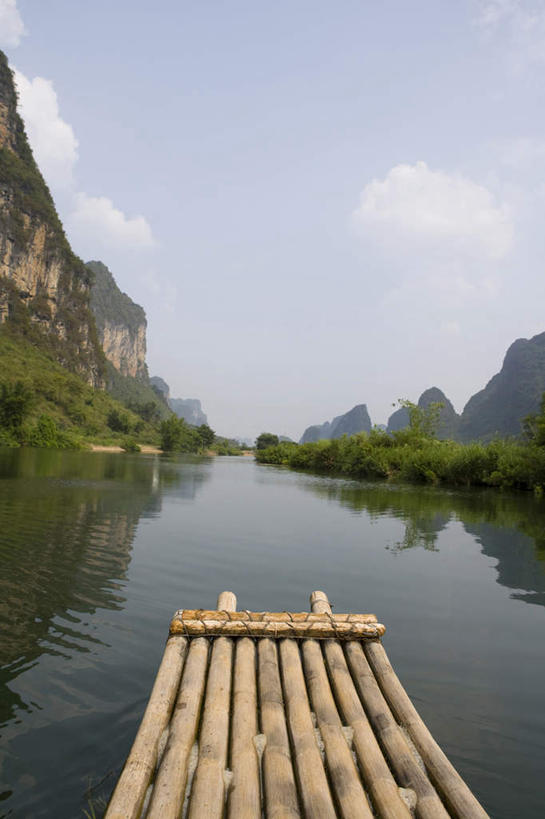 无人,横图,室外,白天,旅游,度假,河流,美景,山,山脉,水,船,竹子,桂林,中国,亚洲,材料,地形,景观,水面,云,喀斯特,娱乐,树,风景,自然,地标建筑,享受,休闲,景色,放松,摄影,宁静,漂流,中国文化,自然风光,自然现象,东亚,东亚文化,漓江,万里无云,广西壮族自治区,自然地理,彩图,桂林山水