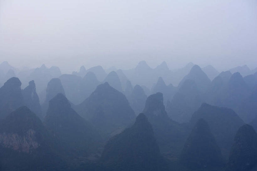 无人,横图,俯视,室外,白天,旅游,度假,美景,山,山脉,雾,桂林,中国,亚洲,地形,景观,云,喀斯特,娱乐,蓝色,风景,自然,黄昏,地标建筑,享受,休闲,景色,放松,摄影,宁静,中国文化,自然风光,东亚,东亚文化,广西壮族自治区,自然地理,岩石,彩图,高角度拍摄,桂林山水