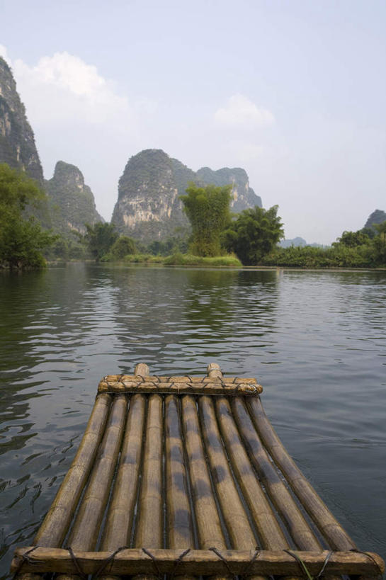 无人,横图,室外,白天,旅游,度假,河流,美景,山,山脉,水,船,竹子,桂林,中国,亚洲,材料,地形,景观,水面,喀斯特,娱乐,树,风景,自然,地标建筑,享受,休闲,景色,放松,摄影,宁静,漂流,中国文化,自然风光,自然现象,东亚,东亚文化,漓江,万里无云,广西壮族自治区,自然地理,彩图,桂林山水