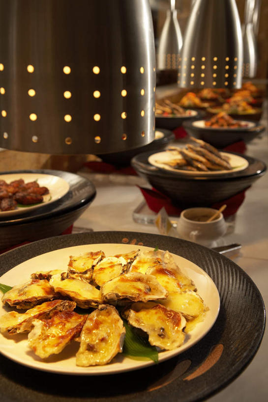 无人,竖图,室内,特写,餐具,北京,中国,亚洲,一排,整齐,食品,饮食,灯,排列,盘子,容器,打开,自助餐,摄影,电灯,开启,队列,东亚,构图,彩图