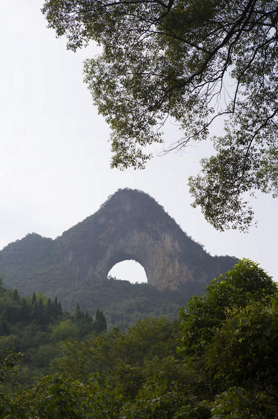 无人,竖图,室外,白天,旅游,度假,河流,美景,山,山脉,桂林,中国,亚洲,地形,景观,拱门,喀斯特,娱乐,树,风景,自然,地标建筑,享受,休闲,景色,放松,摄影,宁静,岩层,中国文化,自然风光,东亚,广西壮族自治区,自然地理,岩石,彩图,桂林山水