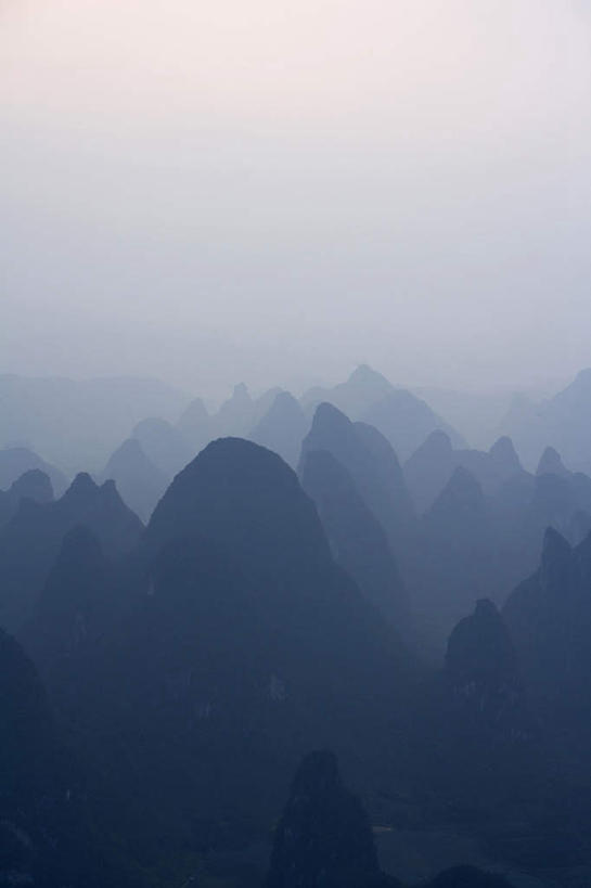 无人,竖图,俯视,室外,白天,旅游,度假,河流,美景,山,山脉,水,雾,桂林,中国,亚洲,反射,地形,景观,流水,云,喀斯特,娱乐,自来水,蓝色,风景,自然,黄昏,地标建筑,享受,休闲,景色,放松,摄影,宁静,中国文化,自然风光,自然现象,东亚,东亚文化,广西壮族自治区,自然地理,岩石,彩图,高角度拍摄,桂林山水