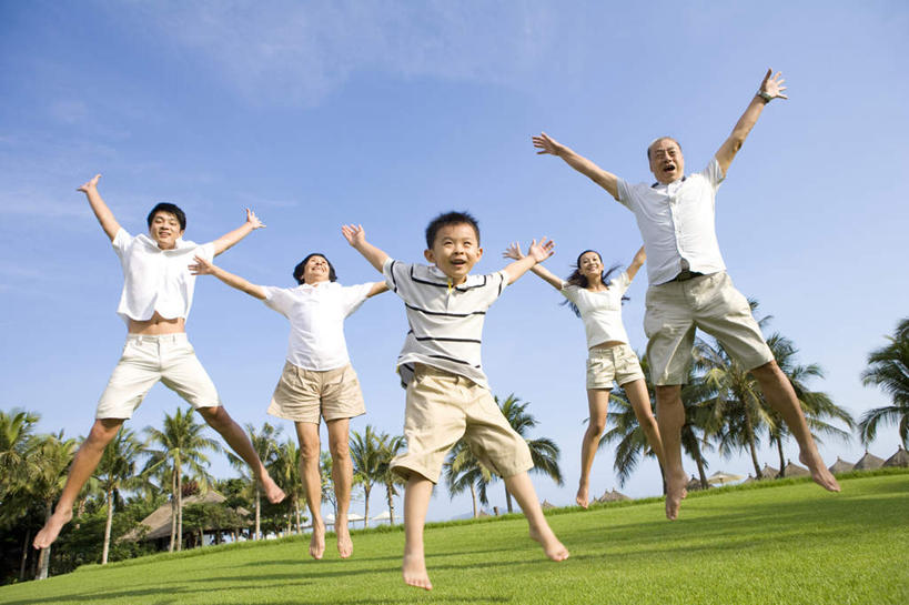 东方人,儿童,老年人,人群,家庭,母亲,父亲,儿子,祖父母,祖母,祖父,跳,笑,微笑,露齿笑,横图,室外,白天,正面,旅游,度假,快乐,兴奋,幸福,纯洁,美景,棕榈树,三亚,中国,亚洲,连接,伸展,景观,半空,娱乐,草,小孩,天空,自然,夏天,享受,休闲,温暖,温馨,一家人,赤脚,景色,放松,可爱,乐趣,童年,童趣,摄影,生活方式,和睦,热带气候,享乐,自然风光,肖像,露营,野营,童真,东亚,烂漫,无邪,海南岛,万里无云,宿营,天真,老年男性,老年女性,男孩,男人,男性,年轻男性,年轻女性,女人,女性,亚洲人,中国人,孩子,年轻人,全家福,孙子,休闲活动,椰子树,张开手臂,彩图,旅行,爱,欢乐,融洽,开合跳