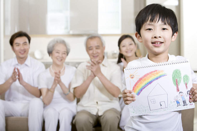 东方人,儿童,老年人,家庭,母亲,父亲,儿子,祖父母,祖母,祖父,家,笑,鼓掌,微笑,露齿笑,横图,室内,白天,正面,绘画,快乐,纯洁,成功,沙发,北京,中国,亚洲,艺术,并排,古典,拿着,文化,小孩,白色,工艺品,品味,温暖,温馨,一家人,个性,可爱,童年,童趣,摄影,生活方式,美术,和睦,起居室,高雅,关爱,肖像,出示,童真,东亚,烂漫,无邪,粉笔画,美学,天真,老年男性,老年女性,男孩,男人,男性,年轻男性,年轻女性,女人,女性,亚洲人,中国人,孩子,年轻人,全家福,孙子,画画,拍手,半身,彩图,爱,彩色粉画笔,粉画,色粉画,融洽