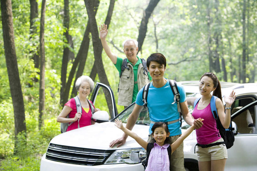 东方人,儿童,老年人,人群,家庭,母亲,父亲,祖父母,祖母,祖父,笑,微笑,露齿笑,横图,室外,白天,正面,旅游,度假,快乐,幸福,纯洁,旅途,美景,森林,汽车,北京,中国,亚洲,景观,挥手,休闲装,娱乐,树,小孩,绿色,自然,夏天,享受,休闲,温暖,温馨,一家人,景色,放松,可爱,童年,童趣,运输,摄影,宁静,和睦,自然风光,问候,肖像,童真,东亚,烂漫,无邪,冒险,天真,老年男性,老年女性,男人,男性,年轻男性,年轻女性,女孩,女人,女性,亚洲人,中国人,孩子,年轻人,全家福,孙女,休闲活动,手牵手,张开手臂,彩图,旅行,融洽,多功能车