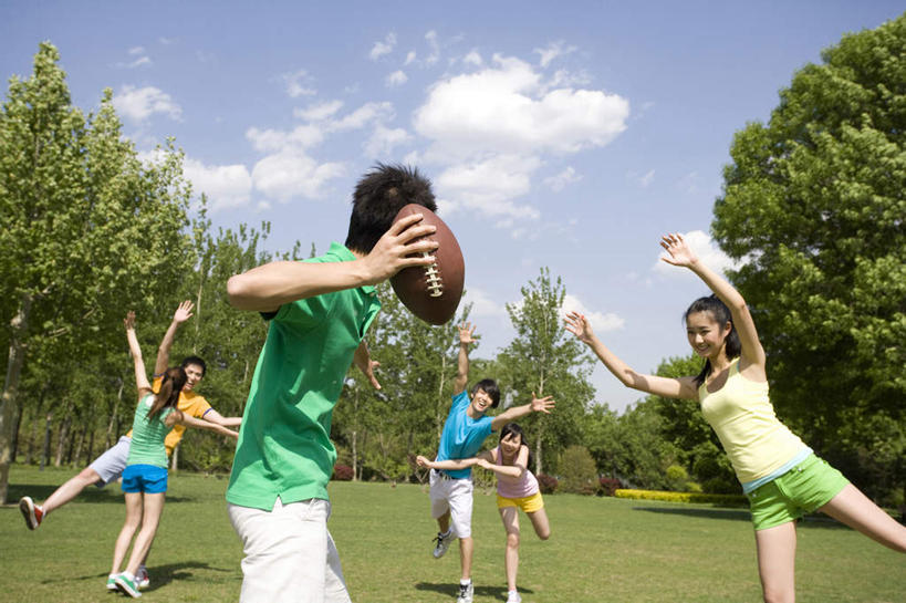 东方人,人群,公园,举,笑,微笑,露齿笑,横图,室外,白天,仰视,旅游,度假,时尚,游戏,快乐,兴奋,幸福,运动,团队,美景,北京,中国,亚洲,短裤,景观,田地,休闲装,娱乐,刺激,球,草,树,背面,绿色,自然,春天,夏天,托,享受,休闲,景色,放松,活力,摄影,动作,酷,自然风光,防守,东亚,队员,万里无云,美式足球,男人,男性,年轻男性,年轻女性,女人,女性,亚洲人,中国人,年轻人,休闲活动,举起,举手,举着,扔,向上举,向上伸,向上托,张开手臂,彩图,低角度拍摄