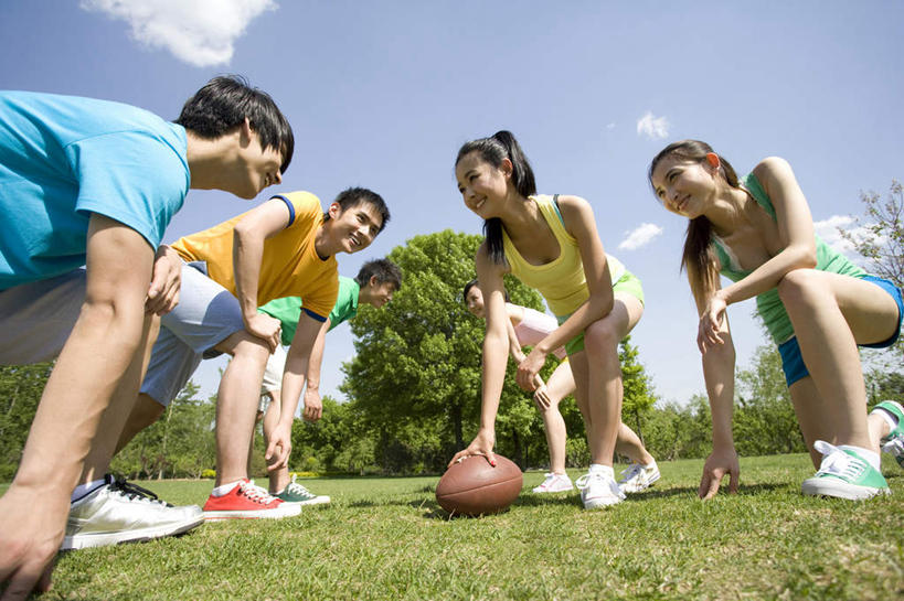 东方人,人群,公园,蹲,笑,微笑,露齿笑,横图,室外,白天,侧面,仰视,旅游,度假,时尚,游戏,快乐,友谊,幸福,运动,团队,美景,北京,中国,亚洲,准备,景观,田地,拿着,休闲装,娱乐,球,草,树,绿色,自然,春天,夏天,享受,休闲,面对面,景色,放松,摄影,酷,自然风光,东亚,队员,美式足球,男人,男性,年轻男性,年轻女性,女人,女性,亚洲人,中国人,年轻人,休闲活动,彩图,低角度拍摄