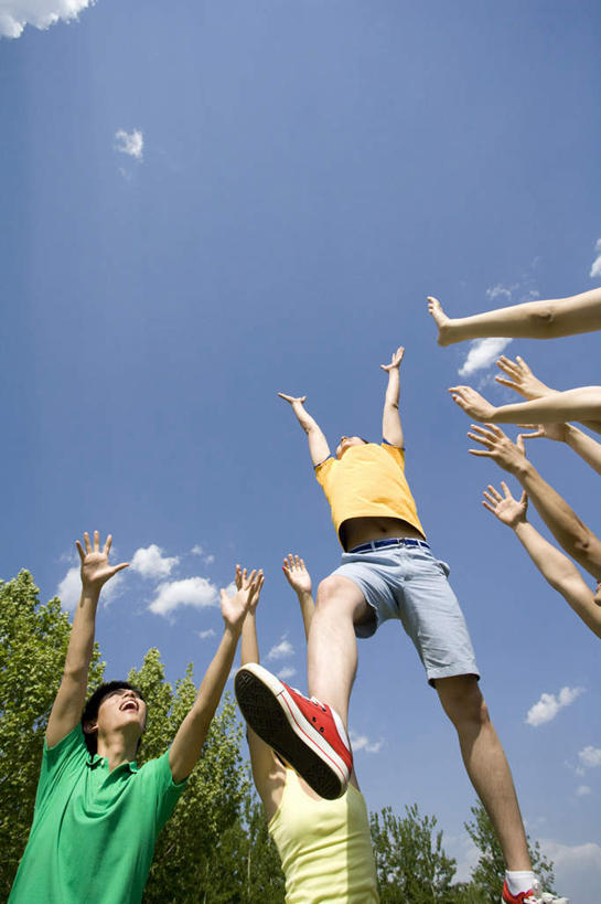 东方人,人群,公园,跳,举,竖图,室外,白天,正面,仰视,旅游,度假,时尚,游戏,兴奋,运动,团队,美景,北京,中国,亚洲,短裤,景观,田地,半空,休闲装,娱乐,刺激,草,树,绿色,自然,春天,夏天,托,享受,休闲,景色,放松,活力,摄影,动作,酷,自然风光,防守,东亚,队员,万里无云,男人,男性,年轻男性,年轻女性,女人,女性,亚洲人,中国人,年轻人,休闲活动,举起,举手,举着,向上举,向上伸,向上托,张开手臂,彩图,低角度拍摄