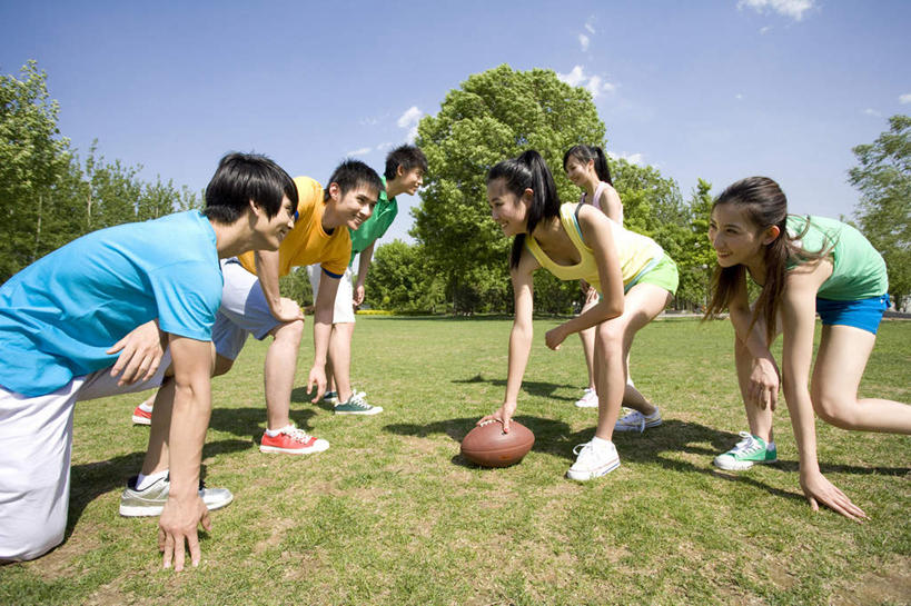 东方人,人群,公园,蹲,笑,微笑,露齿笑,横图,室外,白天,侧面,旅游,度假,时尚,游戏,快乐,友谊,幸福,运动,团队,美景,北京,中国,亚洲,准备,景观,田地,拿着,休闲装,娱乐,球,草,树,绿色,自然,春天,夏天,享受,休闲,景色,放松,活力,摄影,酷,自然风光,东亚,队员,美式足球,男人,男性,年轻男性,年轻女性,女人,女性,亚洲人,中国人,年轻人,休闲活动,彩图