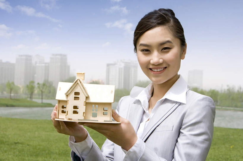 东方人,成年人,一个人,商务人士,商务女性,笑,微笑,露齿笑,横图,室外,白天,正面,快乐,幸福,水,建筑,北京,中国,亚洲,仅一个年轻女性,仅一个女性,仅一个人,套装,拿着,草,绿色,摄影,都市风光,房地产,房地产经纪人,商务装,自然现象,工薪阶层,东亚,发展,建筑模型,年轻女性,女人,女性,亚洲人,中国人,年轻人,白领,上班族,半身,彩图