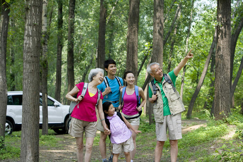 东方人,儿童,老年人,人群,家庭,母亲,父亲,女儿,祖父母,祖母,祖父,笑,微笑,露齿笑,横图,室外,白天,正面,旅游,度假,快乐,幸福,纯洁,旅途,美景,森林,汽车,北京,中国,亚洲,指,景观,指点,休闲装,娱乐,树,小孩,绿色,自然,夏天,手势,享受,休闲,温暖,温馨,一家人,景色,放松,可爱,探索,童年,童趣,运输,摄影,宁静,和睦,指向,自然风光,肖像,童真,东亚,烂漫,无邪,冒险,天真,老年男性,老年女性,男人,男性,年轻男性,年轻女性,女孩,女人,女性,亚洲人,中国人,孩子,年轻人,全家福,孙女,休闲活动,手牵手,彩图,旅行,融洽,打手势,多功能车