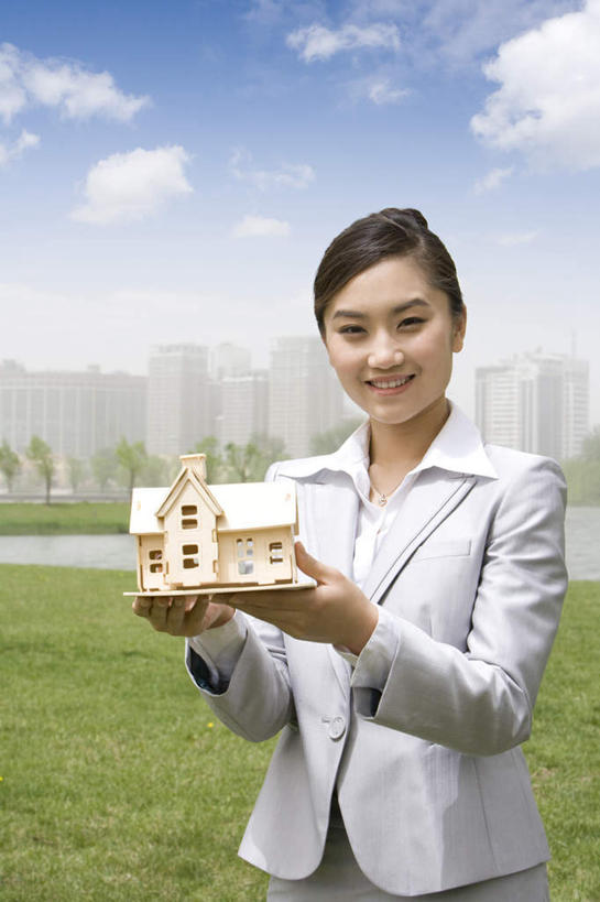 东方人,成年人,一个人,商务人士,商务女性,笑,微笑,露齿笑,竖图,室外,白天,正面,快乐,幸福,水,建筑,北京,中国,亚洲,仅一个年轻女性,仅一个女性,仅一个人,套装,拿着,草,绿色,摄影,都市风光,房地产,房地产经纪人,商务装,自然现象,工薪阶层,东亚,发展,建筑模型,年轻女性,女人,女性,亚洲人,中国人,年轻人,白领,上班族,半身,彩图