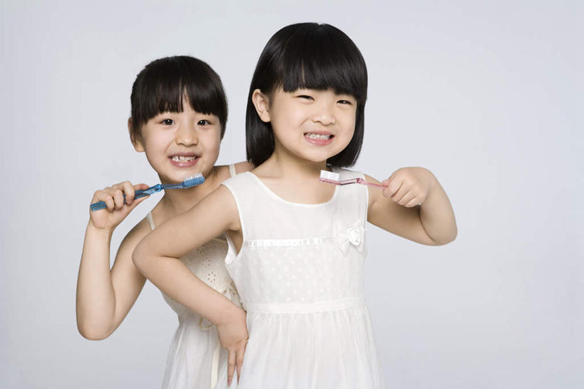 东方人,儿童,一个人,两个人,姐妹,笑,微笑,露齿笑,横图,白色背景,正面,快乐,友谊,幸福,纯洁,中国,亚洲,仅一个女性,仅一个人,咬,牙刷,拿着,刷牙,小孩,白色,叉腰,仅一个小孩,可爱,童年,童趣,摄影,咬着,肖像,童真,东亚,烂漫,无邪,口腔卫生,天真,女孩,女人,女性,亚洲人,中国人,孩子,半身,彩图,影棚拍摄,女生