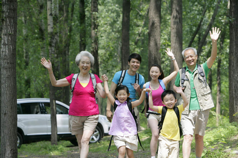 东方人,儿童,老年人,四个人,人群,家庭,夫妻,母亲,父亲,女儿,儿子,兄弟,姐妹,祖父母,祖母,祖父,笑,微笑,露齿笑,横图,室外,白天,正面,爱情,旅游,度假,快乐,幸福,纯洁,旅途,美景,森林,汽车,北京,中国,亚洲,连接,景观,浪漫,挥手,休闲装,娱乐,树,小孩,绿色,自然,夏天,享受,休闲,温暖,温馨,父子,母子,一家人,景色,恩爱,放松,父爱,可爱,母爱,童年,童趣,恋人,摄影,宁静,和睦,自然风光,问候,肖像,童真,东亚,烂漫,无邪,背包客,冒险,天真,老年男性,老年女性,男孩,男人,男性,年轻男性,年轻女性,女孩,女人,女性,亚洲人,中国人,孩子,年轻人,夫妇,情侣,全家福,孙女,孙子,休闲活动,手牵手,彩图,旅行,伴侣,融洽,男生,多功能车