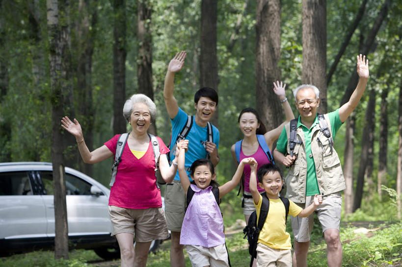 东方人,儿童,老年人,四个人,人群,家庭,夫妻,母亲,父亲,女儿,儿子,祖父母,祖母,祖父,笑,微笑,露齿笑,横图,室外,白天,正面,爱情,旅游,度假,快乐,幸福,纯洁,旅途,美景,森林,汽车,北京,中国,亚洲,景观,浪漫,挥手,休闲装,娱乐,树,小孩,绿色,自然,夏天,享受,休闲,温暖,温馨,父子,母子,一家人,景色,恩爱,放松,父爱,可爱,母爱,童年,童趣,运输,恋人,摄影,宁静,和睦,自然风光,问候,肖像,童真,东亚,烂漫,无邪,冒险,天真,老年男性,老年女性,男孩,男人,男性,年轻男性,年轻女性,女孩,女人,女性,亚洲人,中国人,孩子,年轻人,夫妇,情侣,全家福,孙女,孙子,休闲活动,手牵手,彩图,旅行,伴侣,融洽,男生,多功能车