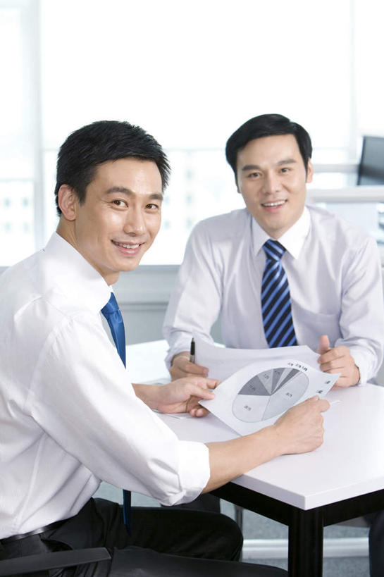 东方人,成年人,中年人,两个人,同事,商务人士,商务男性,办公室,笑,微笑,露齿笑,竖图,正面,衬衫,商务,快乐,幸福,成功,合作,团队,集体,信心,北京,中国,亚洲,套装,工作,会议,拿着,队伍,职业,金融,摄影,领导,成就,文档,肖像,商务装,合伙,领袖,工薪阶层,东亚,男人,男性,中年男性,亚洲人,中国人,白领,上班族,半身,彩图,衬衣,饼图,办公室职员,财务报告