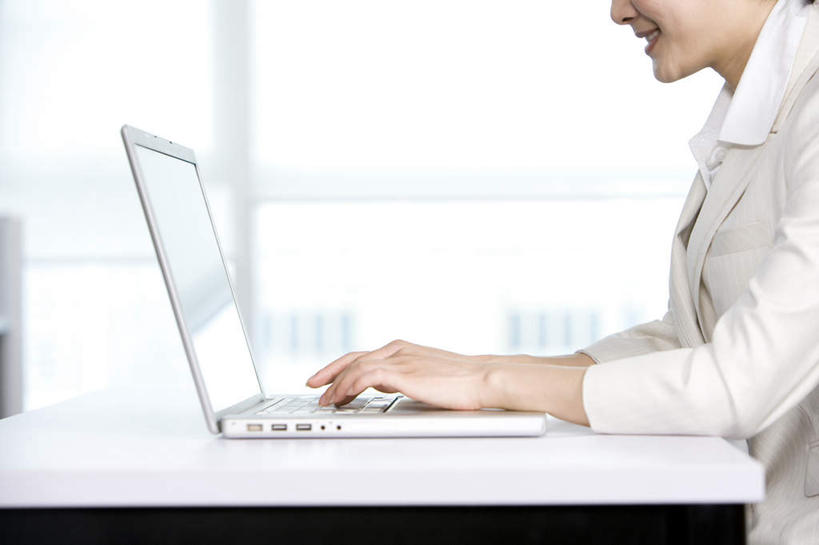 东方人,成年人,手,一个人,商务人士,办公室,笑,微笑,露齿笑,横图,侧面,商务,快乐,幸福,笔记本电脑,互联网,技术,北京,中国,亚洲,仅一个年轻女性,仅一个女性,仅一个人,敲打,工作,输入,打字,职业,隔断,摄影,点击,敲击,东亚,无线电技术,按键,计算机,年轻女性,女人,女性,亚洲人,中国人,年轻人,白领,彩图,办公室职员