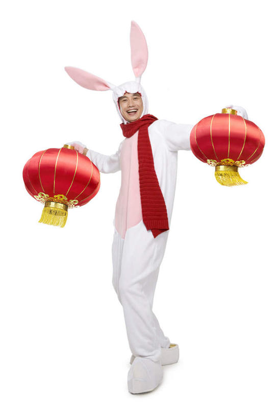 东方人,中年人,一个人,笑,微笑,露齿笑,竖图,白色背景,侧面,民族服装,快乐,兴奋,幸福,运气,照明,北京,中国,春节,亚洲,仅一个男性,仅一个人,仅一个中年男性,服装,节日,庆祝,灯笼,纸灯笼,古典,拿着,文化,传统,十二生肖,刺激,衣服,围巾,灯具,概念,财富,摄影,服饰,影棚,古装,照亮,享乐,照明设备,中国文化,摄影棚,肖像,东亚,家兔,兔子装,韵味,元旦,无忧无虑,男人,男性,中年男性,亚洲人,中国人,影棚拍摄,传统服装,民俗服,装扮,欢乐,拍摄,传统文化,传统节日