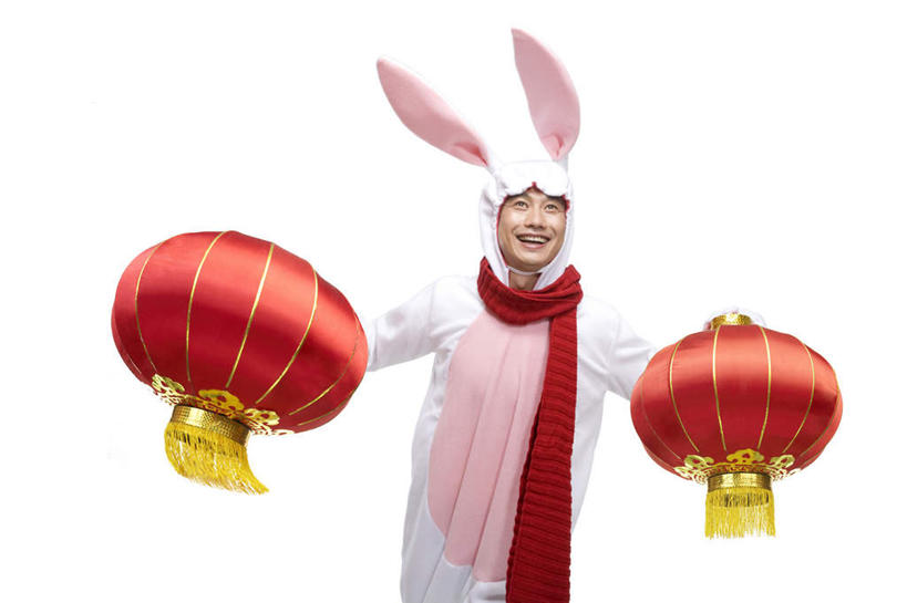 东方人,中年人,一个人,笑,微笑,露齿笑,横图,白色背景,正面,民族服装,快乐,兴奋,幸福,运气,照明,北京,中国,春节,亚洲,仅一个男性,仅一个人,仅一个中年男性,服装,节日,庆祝,灯笼,纸灯笼,古典,拿着,文化,传统,十二生肖,刺激,衣服,围巾,灯具,向上看,概念,财富,摄影,服饰,影棚,古装,照亮,享乐,照明设备,中国文化,摄影棚,肖像,东亚,家兔,兔子装,韵味,元旦,无忧无虑,男人,男性,中年男性,亚洲人,中国人,半身,影棚拍摄,传统服装,民俗服,装扮,欢乐,拍摄,传统文化,传统节日