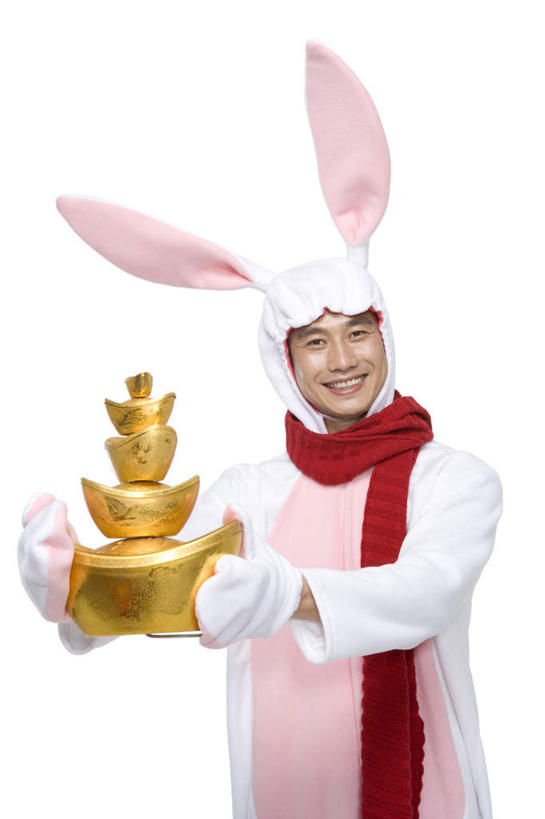 东方人,中年人,一个人,笑,微笑,露齿笑,竖图,白色背景,民族服装,快乐,兴奋,幸福,运气,礼物,北京,中国,春节,亚洲,仅一个男性,仅一个人,仅一个中年男性,服装,节日,庆祝,金属,古典,拿着,文化,传统,十二生肖,黄金,刺激,衣服,围巾,概念,财富,金条,摄影,服饰,影棚,古装,享乐,中国文化,摄影棚,肖像,东亚,家兔,兔子装,韵味,繁荣,元旦,无忧无虑,男人,男性,中年男性,亚洲人,中国人,半身,影棚拍摄,传统服装,民俗服,装扮,欢乐,拍摄,元宝,传统文化,传统节日