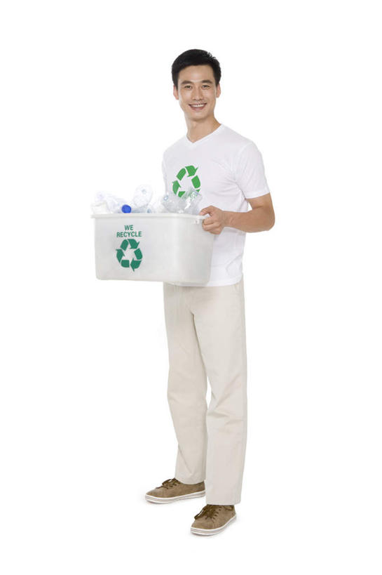 东方人,中年人,一个人,父亲,笑,微笑,露齿笑,竖图,白色背景,侧面,快乐,幸福,指示牌,北京,中国,亚洲,仅一个男性,仅一个人,仅一个中年男性,环保,标志,符号,文字,塑胶,T恤,拿着,休闲装,标识,瓶子,概念,摄影,影棚,能源,保护,环境,回收,资源,摄影棚,肖像,利用,低碳,东亚,循环,循环利用,环境保护,持续,责任,男人,男性,中年男性,亚洲人,中国人,影棚拍摄,拍摄,回收桶