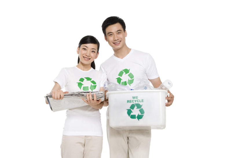东方人,中年人,两个人,笑,微笑,露齿笑,横图,白色背景,正面,快乐,幸福,指示牌,报纸,北京,中国,亚洲,堆叠,环保,标志,符号,文字,纸,塑胶,T恤,拿着,休闲装,标识,瓶子,概念,摄影,影棚,能源,保护,环境,回收,资源,摄影棚,肖像,利用,低碳,东亚,循环,循环利用,环境保护,持续,责任,异性恋,男人,男性,年轻女性,女人,女性,中年男性,亚洲人,中国人,年轻人,影棚拍摄,拍摄,伴侣,回收桶