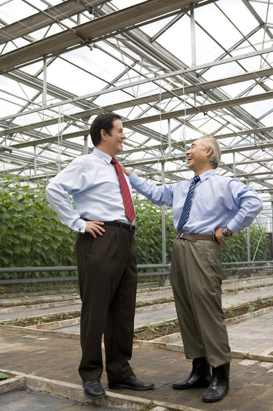 东方人,中年人,老年人,两个人,商务人士,农民,菜园,农场,笑,微笑,露齿笑,竖图,白天,正面,讨论,快乐,幸福,成功,团队,农业,北京,中国,亚洲,种植,工作,温室,现代,夏天,叉腰,面对面,搭,摄影,生长,搭着,东亚,忠告,老年男性,老年女性,男人,男性,女人,女性,亚洲人,中国人,说话,彩图,白色人种