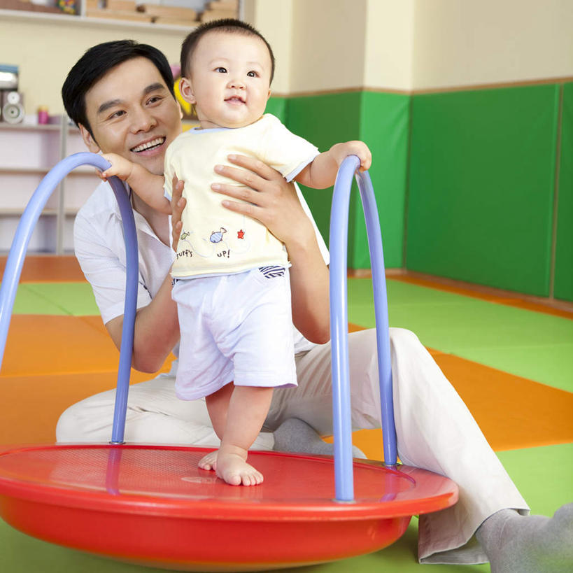 东方人,婴儿,儿童,中年人,两个人,家庭,父母,父亲,儿子,导游,站,坐,笑,微笑,露齿笑,横图,室内,正面,快乐,纯洁,玩具,中国,亚洲,连接,毯子,教育,拿着,休闲装,刺激,小孩,瑜伽垫,垫子,社区,教,温暖,温馨,一家人,赤脚,可爱,童年,童趣,幼儿园,活泼,生长,协助,和睦,知识,享乐,愉悦,关爱,宝宝,瑜伽毯,童真,东亚,纯真,烂漫,无邪,发展,北京市,伶俐,天真,男性,中年男性,亚洲人,中国人,孩子,坐着,彩图,爱,欢乐,融洽,安全气垫