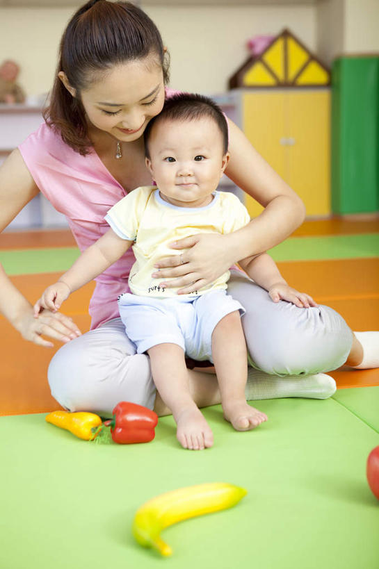 东方人,婴儿,儿童,两个人,家庭,父母,母亲,儿子,导游,站,坐,笑,微笑,露齿笑,竖图,室内,正面,快乐,纯洁,玩具,中国,亚洲,连接,毯子,教育,拿着,休闲装,刺激,小孩,瑜伽垫,垫子,社区,教,温暖,温馨,一家人,赤脚,可爱,童年,童趣,幼儿园,活泼,生长,协助,和睦,知识,享乐,愉悦,关爱,宝宝,瑜伽毯,童真,东亚,纯真,烂漫,无邪,发展,北京市,伶俐,天真,年轻女性,女性,亚洲人,中国人,孩子,年轻人,坐着,彩图,爱,欢乐,融洽,安全气垫
