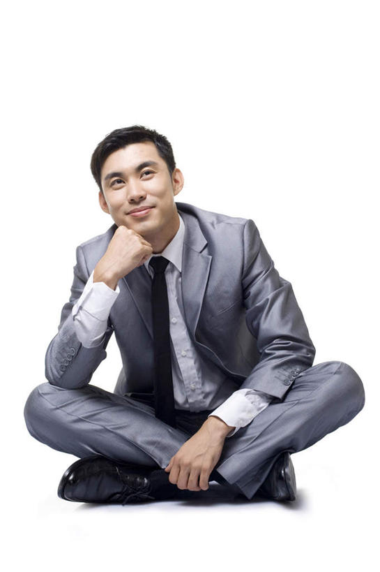 东方人,成年人,一个人,商务人士,商务男性,坐,微笑,竖图,留白,白色背景,正面,仰视,衬衫,商务,成功,信心,亚洲,仅一个男性,仅一个人,撑,捆扎,套装,正装,瓷器,二郎腿,托腮,仅一个年轻男性,托,思考,想,沉思,托下巴,商务装,工薪阶层,东亚,北京市,男人,男性,年轻男性,亚洲人,中国人,年轻人,拳头,白领,上班族,彩图,低角度拍摄,影棚拍摄,衬衣,假笑