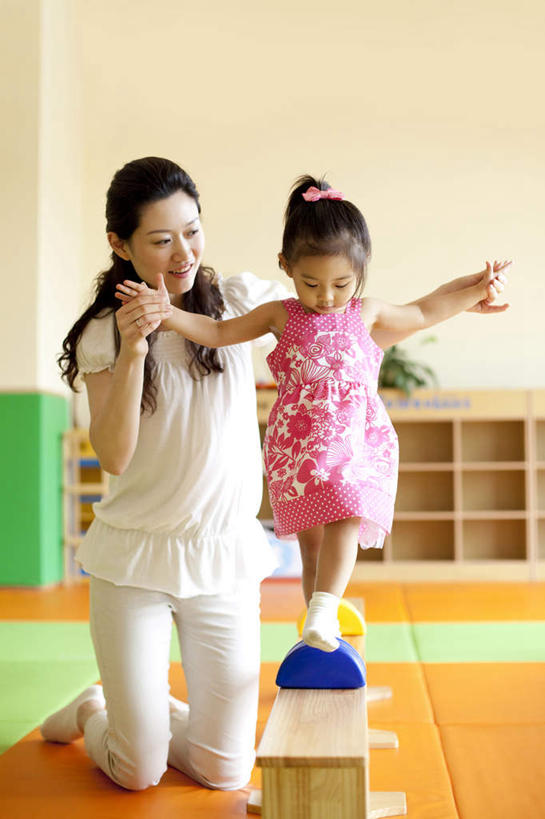 东方人,儿童,中年人,两个人,家庭,父母,母亲,女儿,导游,笑,微笑,露齿笑,竖图,室内,正面,纯洁,玩具,中国,亚洲,连接,毯子,教育,休闲装,小孩,瑜伽垫,垫子,社区,教,温暖,温馨,一家人,可爱,童年,童趣,幼儿园,横梁,生长,协助,和睦,专心,知识,享乐,愉悦,关爱,瑜伽毯,童真,东亚,烂漫,无邪,发展,北京市,横杆,天真,女孩,女性,中年女性,亚洲人,中国人,孩子,步行,跪着,手牵手,张开手臂,彩图,爱,欢乐,融洽,安全气垫