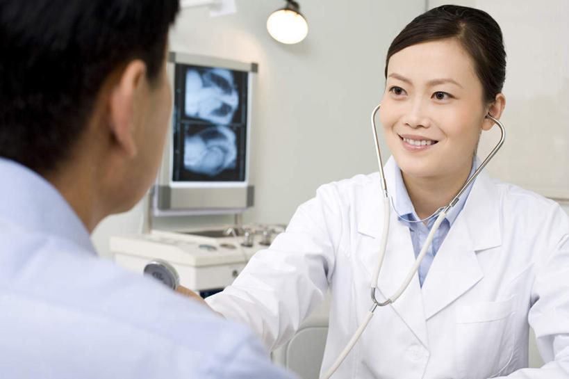 东方人,成年人,中年人,老年人,脸,头,脸颊,两个人,医生,病人,医院,坐,笑,微笑,露齿笑,横图,x光片,白天,正面,工作服,快乐,昆明,中国,亚洲,连接,准备,检查,辐射,科学,医学,拿着,肩膀,听诊器,医护人员,医疗人员,职业,面对面,服务,支撑,控制,医疗,科学技术,x射线,关爱,听诊,x光,东亚,实验服,信任,老年男性,男人,男性,年轻女性,女人,女性,亚洲人,中国人,年轻人,头部,脸部,脸蛋,面部,大夫,技术员,彩图,电磁波,电磁辐射