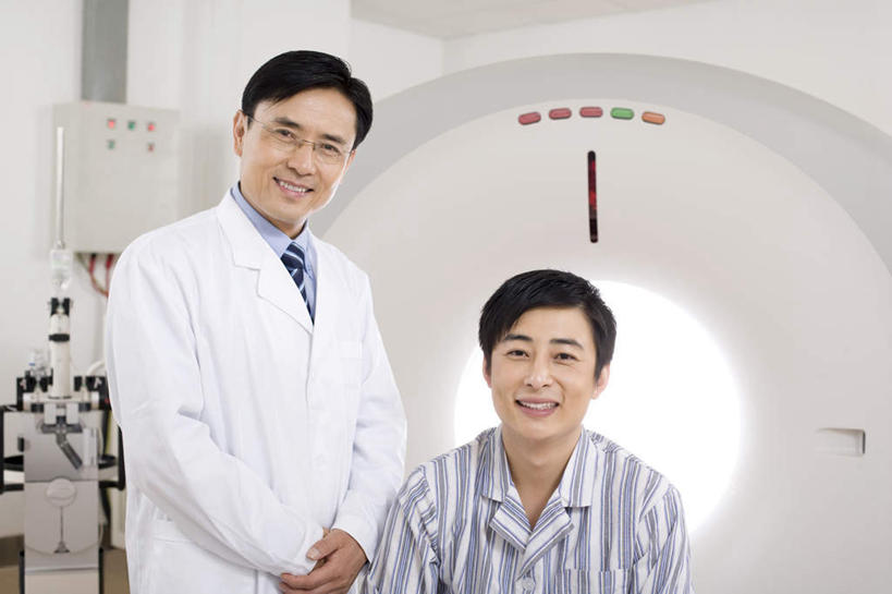 东方人,成年人,中年人,老年人,两个人,医生,病人,医院,笑,微笑,露齿笑,横图,竖图,白天,正面,工作服,制服,快乐,昆明,亚洲,连接,准备,条纹,瓷器,眼镜,职业,生病,保护,支撑,控制,医疗设备,医疗器械,东亚,实验服,MRI扫描仪,工作制服,技能,信任,老年男性,男人,男性,年轻男性,亚洲人,中国人,年轻人,技术员,半身,彩图,工作套服,门诊部,物理疗法