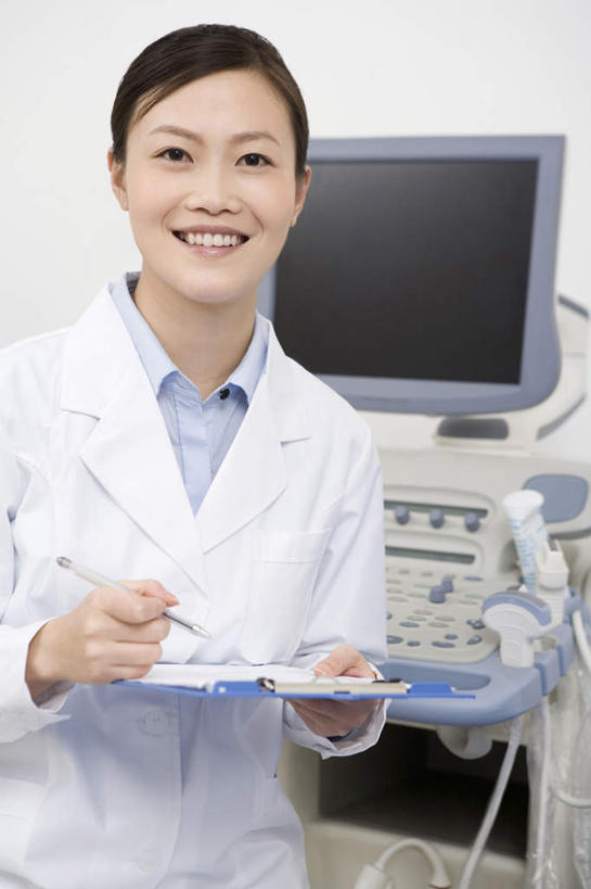 东方人,成年人,一个人,医生,科学家,医院,笑,微笑,露齿笑,竖图,白天,正面,工作服,快乐,信心,显示器,昆明,中国,亚洲,仅一个年轻女性,仅一个女性,仅一个人,检查,研究,拿着,医护人员,医疗人员,职业,通信,写字板,医疗设备,关爱,医疗器械,东亚,实验服,技能,年轻女性,女人,女性,亚洲人,中国人,年轻人,大夫,技术员,半身,彩图,病历卡,门诊部