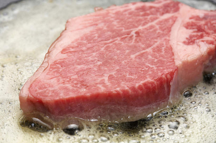 无人,横图,俯视,特写,准备,融化,蒸汽,肉,生食,油炸,黄油,牛排,牛肉,食品,饮食,一个,煮锅,摄影,单个,煎锅,部分,清新,红肉,烹调,彩图,高角度拍摄