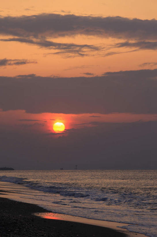 无人,竖图,室外,白天,留白,日出,海洋,美景,日落,水,太阳,日光,波纹,反射,光线,地形,景观,水平线,光芒,宏伟,天空,自然,景色,放松,摄影,涨潮,宁静,动作,环境,自然风光,改变,潮汐,灵性,海滩,彩图