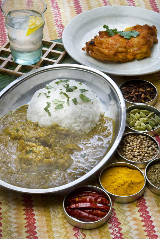 无人,竖图,俯视,室内,水,柠檬,辣椒,静物,许多,香料,食品,米,很多,杯,咖喱,饮食,桌布,饮料,盘子,碗,芥菜,芫荽叶,摄影,多样,咖喱粉,小豆蔻,膳食,清新,选择,健康食物,胡荽籽,印度文化,丁香,玻璃杯,红辣椒,彩图,高角度拍摄,装饰菜,印度烤鸡